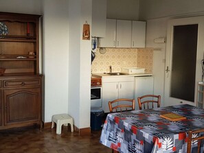 Dining - Cozy 1BR Apartment with Large Terrace, Parking Near Beach, Pets Allowed (Cap d'Agde)