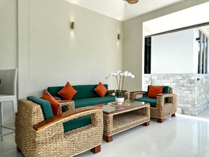 Villa – premium | Oppholdsområde | En 32-tommers TV med digitale kanaler