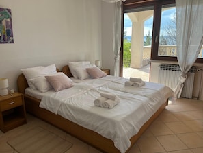 Familieleilighet, 5 soverom, sjøutsikt, ved stranden | 5 soverom, individuelt dekorert og individuelt innredet