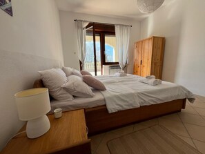Family Apartment, 5 Bedrooms, Sea View, Beachside | 5 bedrooms, individually decorated, individually furnished - Apartment 77 (Starigrad)