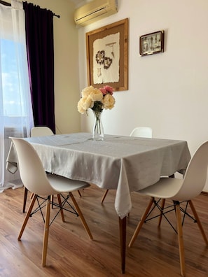 Familieleilighet, 5 soverom, sjøutsikt, ved stranden | Spiseområde på rommet