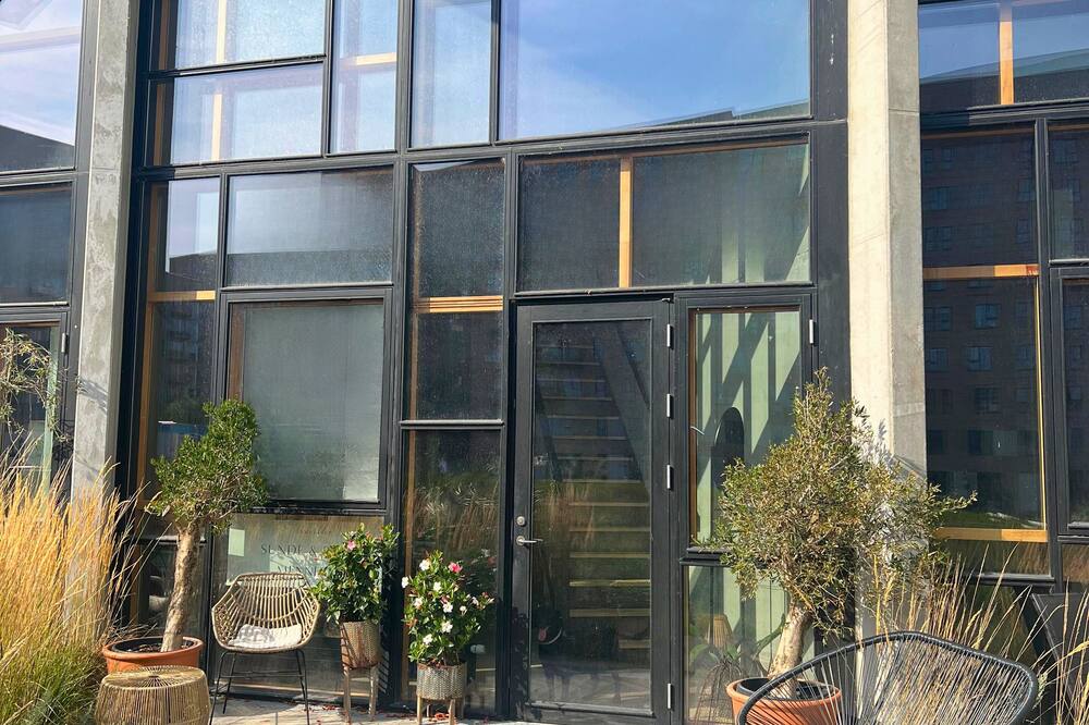 Smuk Arkitekttegnet Villa med Flere Solterrasser- til den Store Familie