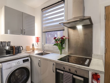 Refrigerador, tetera/pava eléctrica, tostadora, utensilios de cocina