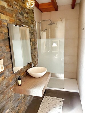 Standard Double Room | Bathroom | Jetted bath, towels