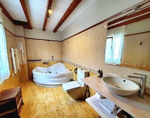 Superior Double Room | Bathroom | Jetted tub, towels - Hospedaje Rural La Panera (San Vicente de la Barquera)