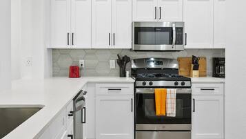 豪華公寓 | 私人廚房 | 電冰箱、微波爐、烤箱、洗碗機