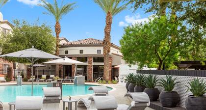 CozySuites Glendale with pool 04 and 18