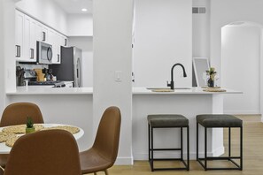 Apartamento luxo | Cozinha privada | Geladeira, micro-ondas, fogão, lava-louças