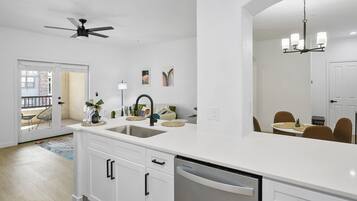 豪華公寓 | 私人廚房 | 電冰箱、微波爐、烤箱、洗碗機