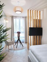 客房内保险箱、办公桌、笔记本电脑工作区、遮光窗帘