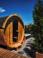 Un sauna, una bañera de hidromasaje
