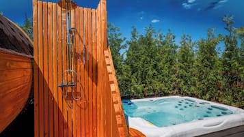 Bañera de hidromasaje al aire libre