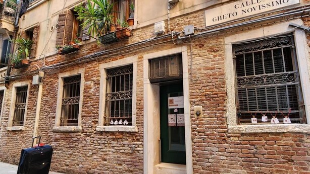 A historic building with a sign reading "Calle Ghetto Novissimo." - The 5 Schei De Mona Concierge Services in Venice (Venice)