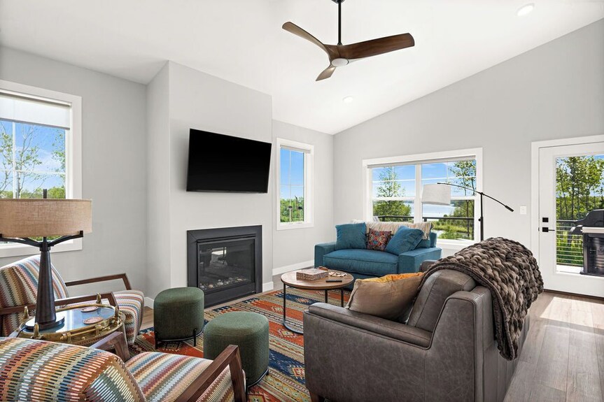 Riverwest Hunters Lookout - Riverfront - Dog Friendly - Upper Level - Duluth