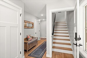 Interior - RiverWest Hunters Lookout-Riverfront, 25% off Ski Tickets-Dog Friendly (Duluth)