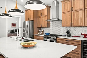 Fridge, microwave, oven, stovetop - RiverWest Hunters Lookout-Riverfront, 25% off Ski Tickets-Dog Friendly (Duluth)