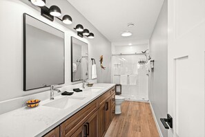 Een douche, een haardroger, handdoeken