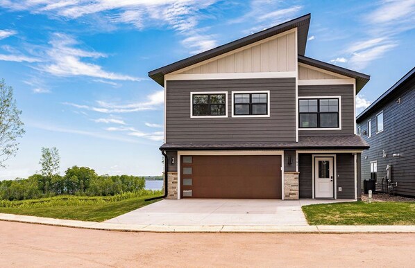 Exterior - RiverWest Hunters Landing-Riverfront-25% off Ski Tickets-Dog Friendly (Duluth)