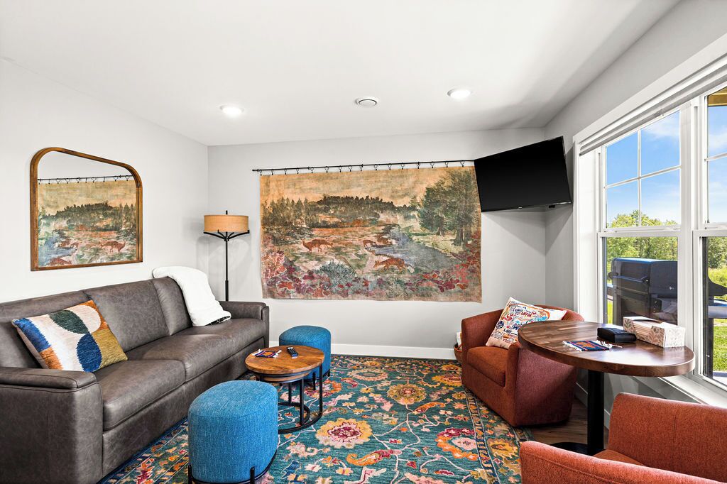 RiverWest Hunters Landing 2BR / Sleeps 6 Riverfront at the base of Spirit Mountain.