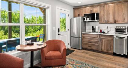 RiverWest Hunters Landing-Riverfront-Base Spirit Mtn.-Dog Friendly-20% off Bike Rentals