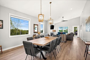 Dining - RiverWest Hunters Lodge-Riverfront-25% off Ski Tickets-Dog Friendly (Duluth)