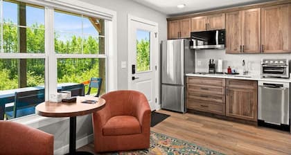 RiverWest Hunters Lodge-Riverfront-Base Spirit Mtn.-Dog Friendly-20% off Bike Rentals