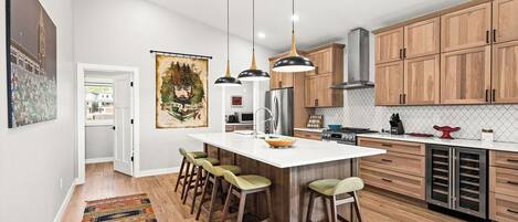 Kühlschrank, Mikrowelle, Ofen, Herdplatte