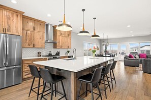 Fridge, microwave, oven, stovetop - RiverWest Retreat--Sauna-Dog Friendly-25% off Ski Tickets (Duluth)