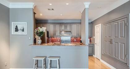 Experience Austin + 3 BR + 5 mins to Downtown!