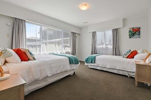 3 bedrooms, iron/ironing board, WiFi, bed sheets - Home Base | Central Location with Spa Pool (Rotorua)
