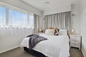 3 bedrooms, iron/ironing board, WiFi, bed sheets - Home Base | Central Location with Spa Pool (Rotorua)