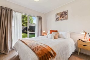 3 bedrooms, iron/ironing board, WiFi, bed sheets - Home Base | Central Location with Spa Pool (Rotorua)