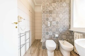 Bruser, hårtørrer, bidet, håndklæder