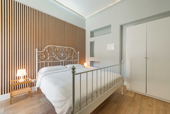 1 bedroom, desk, WiFi, bed sheets