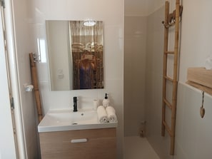 Dusche, Haartrockner, HandtĂŒcher