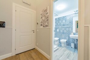 Douche, sèche-cheveux, bidet, serviettes fournies