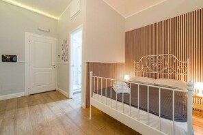 1 bedroom, desk, WiFi, bed sheets