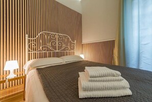 1 bedroom, desk, WiFi, bed sheets