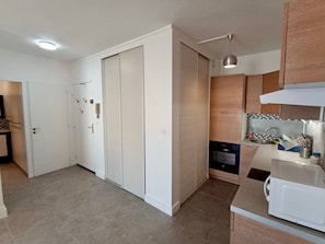 Fridge, microwave, oven, stovetop - T2 Apartment in Sète with parking and pet-friendly, near station and beaches (Sète)