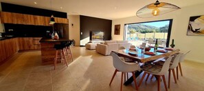 Dining - "élégance Corse : Maison 3 Chambres, Piscine" (Figari)