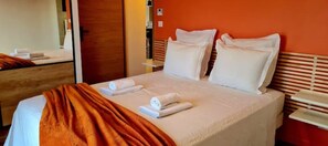 3 habitaciones, escritorio y tabla de planchar con plancha 