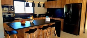 Fridge, microwave, oven, stovetop - "élégance Corse : Maison 3 Chambres, Piscine" (Figari)