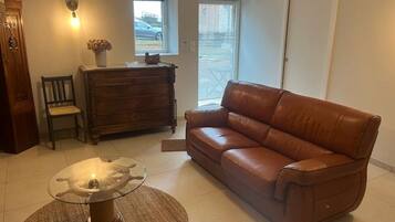 Télévision, cheminée, table de tennis de table