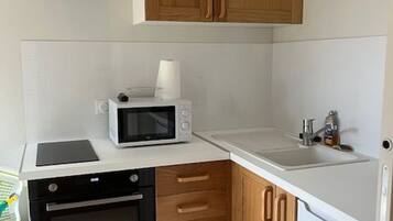 Réfrigérateur, micro-ondes, four