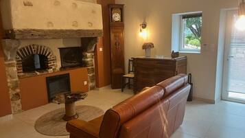 Télévision, cheminée, table de tennis de table