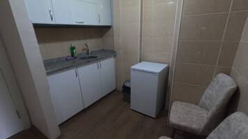 Appartement Familial, vue ville | Cuisine privée | Réfrigérateur, batterie de cuisine, vaisselle et ustensiles