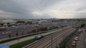 A cityscape with a train station, multiple tracks, and a busy road with vehicles. - MS kuba Istanbul apart (Istanbul)