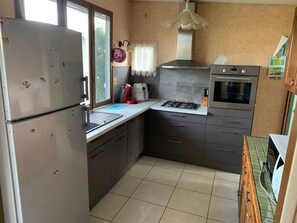 Kylskåp, mikrovågsugn, ugn och spishäll