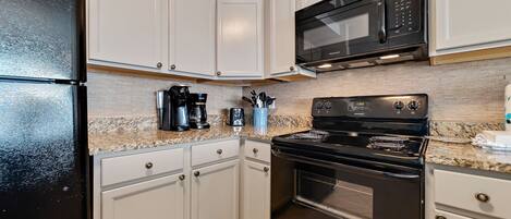 Frigorifero, microonde, forno, piano cottura