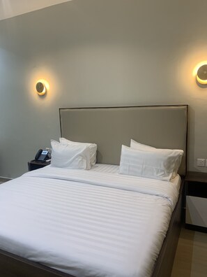 Classic Double Room | Desk, laptop workspace, free WiFi - Greywood Hotel and Apartments (Lagos)